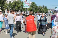 «Молодежка ОНФ» провела для пенсионеров экскурсию по пешеходной зоне улицы Кирова в Челябинске