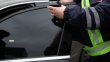 Полицейские проверят коэффициент светопропускания стекол автомобилей.