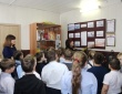 Председатель Совета ветеранов ОВД Валентина Ивановна Чекменёва провела экскурсию в музее ОМВД для школьников младших классов